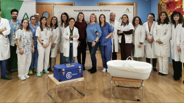 Personal sanitario del Hospital Valme, en Sevilla, recibiendo la 'cuna de los abrazos'.