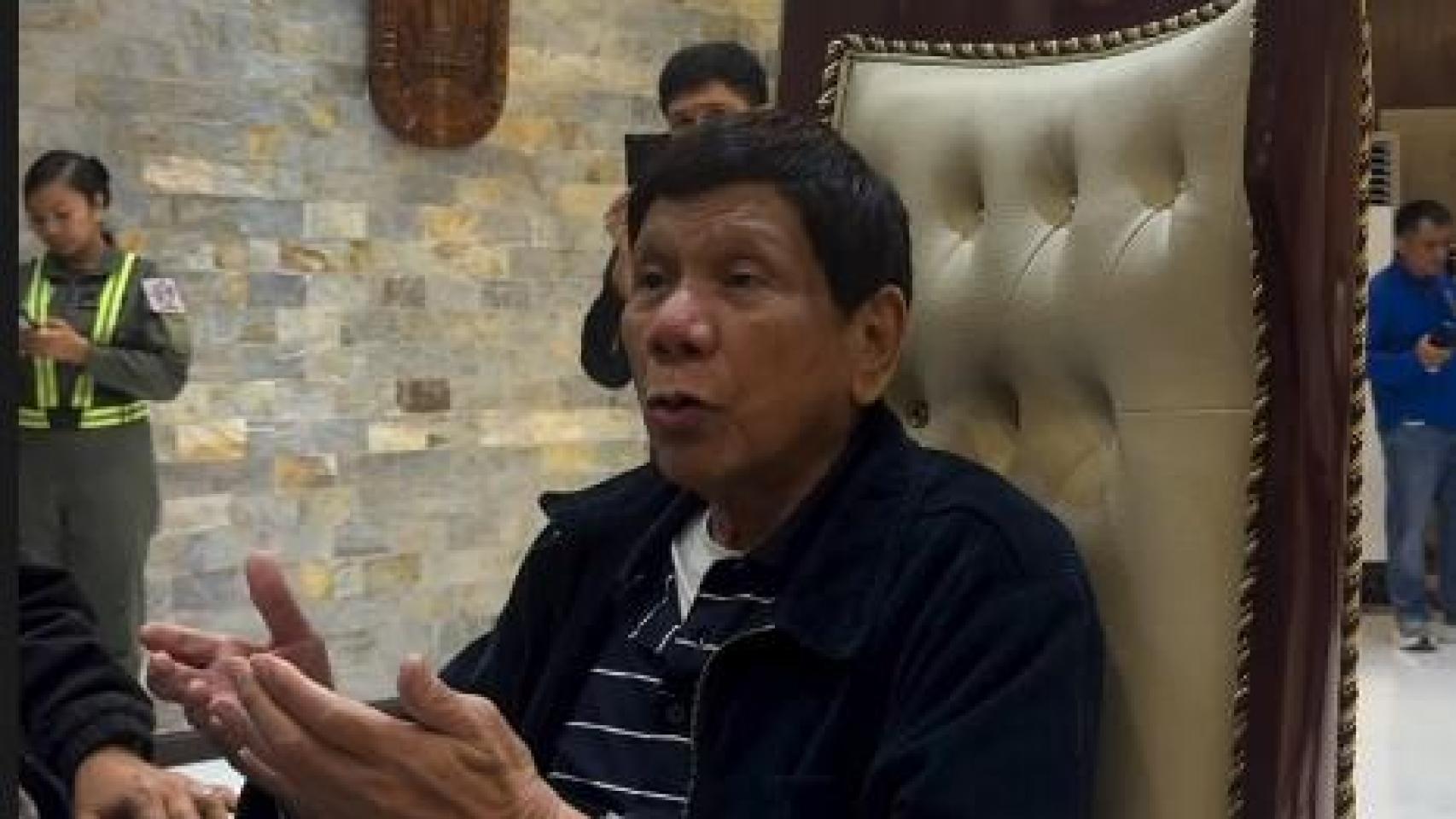 El expresidente filipino Rodrigo Duterte, detenido por crímenes contra la humanidad y enviado en un avión a La Haya