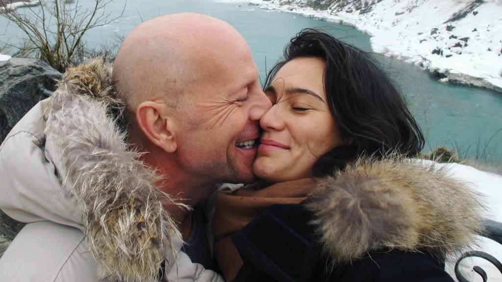 Bruce Willis y su esposa en una instantánea publicada en sus redes sociales.