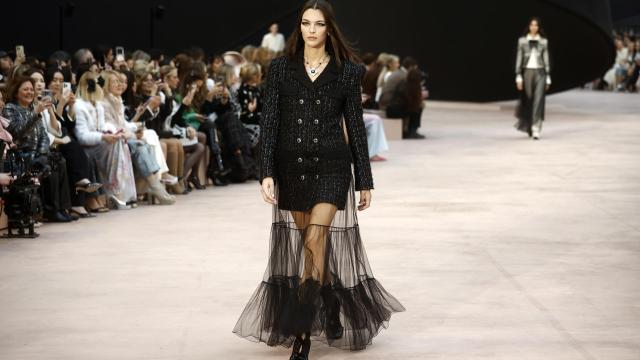 Detalle del desfile de Chanel en el Grand Palais de París.