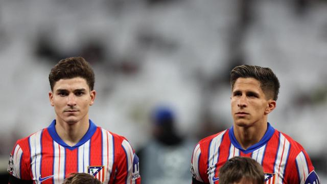 Julián Álvarez y Giuliano Simeone, antes de un partido del Atlético de Madrid