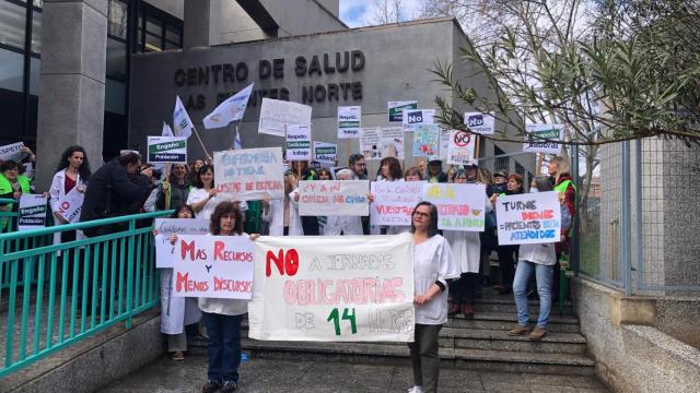 Concentración de profesionales sanitarios a las puertas del C.S. Las Fuentes Norte, en Zaragoza