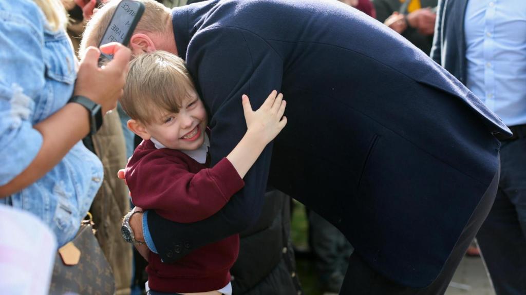 Guillermo de Inglaterra al lado del niño este 11 de marzo.