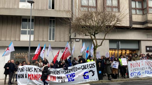 Trabajadores de la CRTVG protestan ante el Parlamento