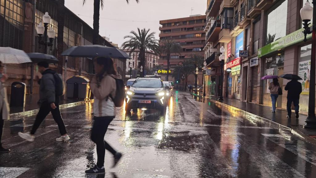 Varias personas en la calle Calderón de la Barca durante la tarde del martes en Alicante