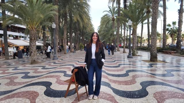 Luisa María Álvarez posa en la Explanada, uno de los espacios que más atrae a los extranjeros de Alicante.