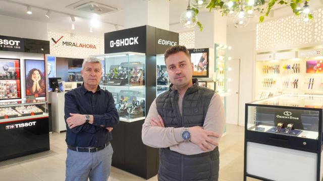 Joaquín y Javier Pérez en su tienda de Alicante.