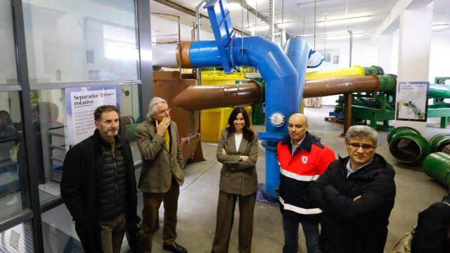 La concejala de Medio Ambiente y Movilidad, Tatiana Gaudes, visitando las instalaciones del sistema de recogida neumática.