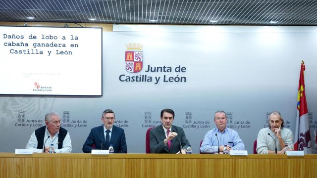 De izquierda a derecha: Aurelio González secretario general de UPA-COAG, José Ángel Arranz, director general de Patrimonio y Política Forestal de la Junta, Juan Carlos Suárez-Quiñones, el consejero de Medio Ambiente, Vivienda y Ordenación del Territorio de la Junta de Castilla y León, Donaciano Dujo, presidente de Asaja en Castilla y León y por Jesús Manuel González Palacín, coordinador regional de UCCL