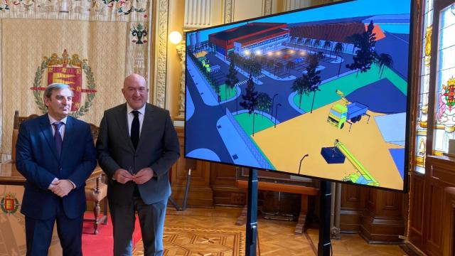 El consejero de Movilidad y Transformación Digital, José Luis Sanz Merino, firma con el alcalde de Valladolid, Jesús Julio Carnero, un acuerdo para la cesión de una parcela para la construcción de un parque de maquinaria.