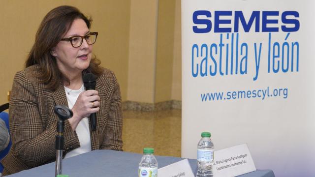 a coordinadora de trasplantes de Castilla y León, María Eugenia Perera, durante la inauguración del curso sobre actualización en donación de órganos y tejidos