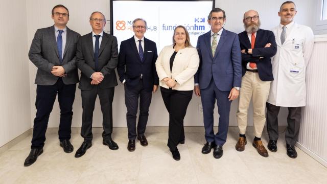 Juan Abarca (tercero por la derecha), presidente de HM Hospitales, y Luis Badrinas (tercero por la izquierda), vicpresidente de Madrid Health Hub.