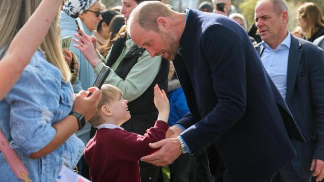 El príncipe Guillermo de Inglaterra junto a un niño este 11 de marzo en Willenhall.