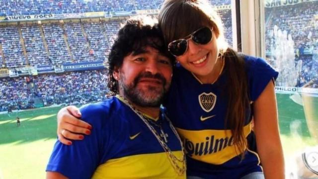 Maradona junto a su hija Dalma en la Bombonera en un partido de Boca Juniors