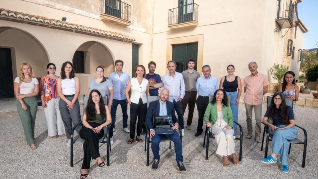 Equipo de 1MillionBot en Torre Juana OST -sede principal de la startup-, un centro tecnológico ubicado en un histórico edificio del siglo XVII, que fue originariamente una bodega y una de las torres vigía de la antigua huerta alicantina.