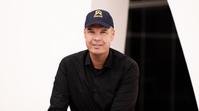 Ferrán Martínez con una gorra de Reental.