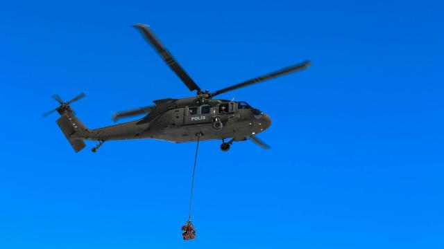 Un helicóptero policial haciendo una descarga.