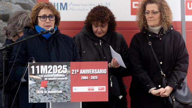 La presidenta de la Asociación 11-M, Montserrat Soler, la secretaria general de UGT de Madrid, Susana Huertas, y la secretaria general de CC.OO. de Madrid, Paloma Vega López, durante el acto in memoriam organizado por la Asociación 11-M Afectados por el Terrorismo en el 21º aniversario de los atentados.