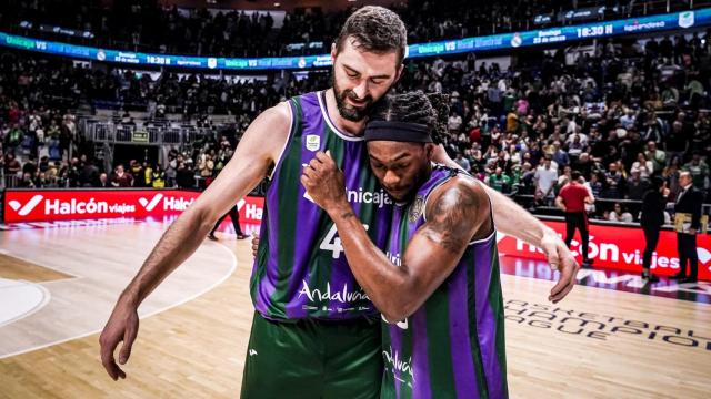 David Kravish y Kendrick Perry celebran la victoria contra Galatasaray en la BCL