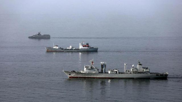 Los barcos participan en un ejercicio conjunto de la Armada de Irán , China y Rusia en el Golfo de Omán, Irán , en esta imagen obtenida el 11 de marzo de 2025.