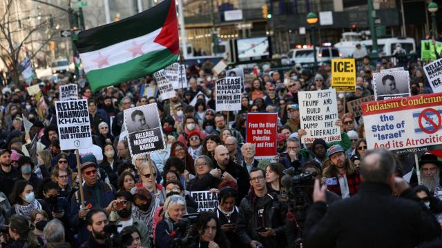 Cientos de manifestantes reclaman la liberación de Mahmoud Khalil en Nueva York.