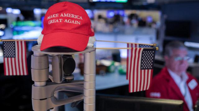 Una gorra con el lema icónico del trumpismo.