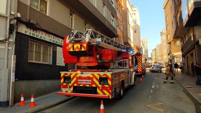 Bomberos intervienen en un incendio en la avenida de Hércules