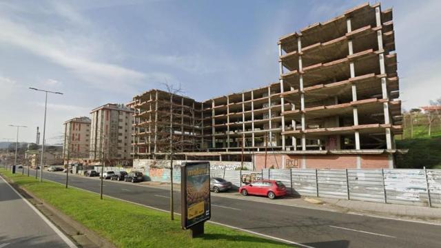 En primer término, esqueleto urbanístico de la avenida de Finisterre donde apareció el cadáver de una persona.