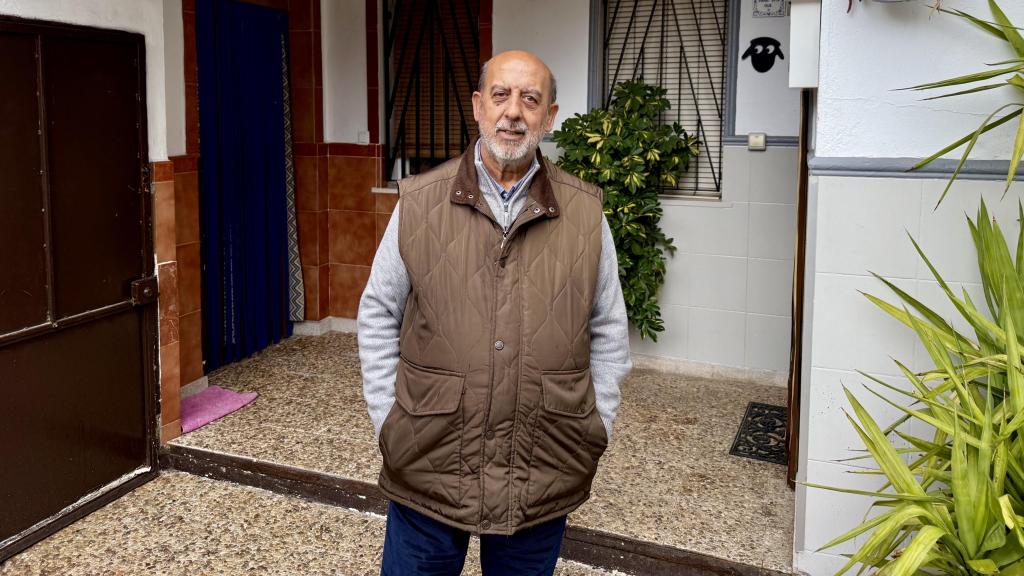 Nicolás de la Rosa, vecino de Tomelloso, posa en la puerta de su casa para EL ESPAÑOL. Todavía denuncia el señalamiento que vivió su familia, a los que acusaron de propagar el coronavirus en uno de los lugares con mayor tasa de fallecidos en España.