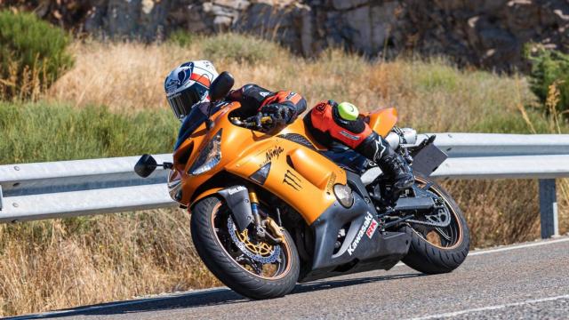 Motorista tomando una curva en carretera.