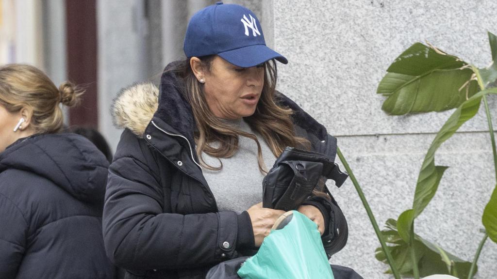 Karla Sofía Gascón en su primer paseo en Madrid después de la controversia.