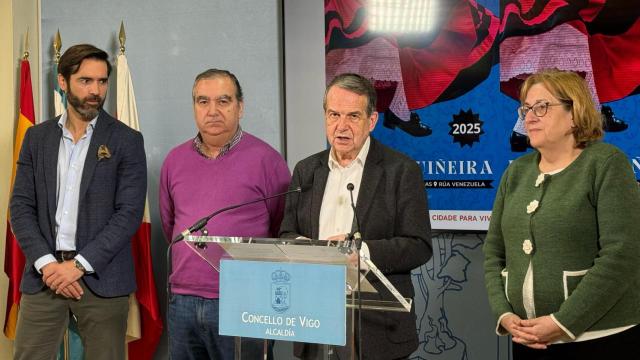 Caballero junto a los concejales de Educación y Cultura y el presidente de la Asociación Cultural Interfolc, Pablo González, en la presentación del Día da Muiñeira