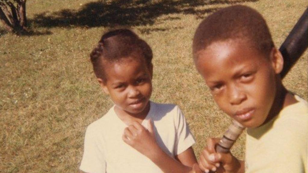 Michelle Obama y su hermano Craig, en una foto de su infancia.