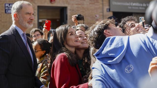 Los reyes Felipe VI y Letizia saludan al presidente de la CEOE, Antonio Garamendi; el ministro de Economía, Carlos Cuerpo, y el presidente de Valencia, Carlos Mazón, a su llegada a la sede de la CEV. Efe / Ana Escobar