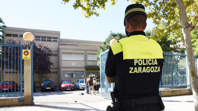 Un Policía Local de Zaragoza, de servicio en la ciudad.