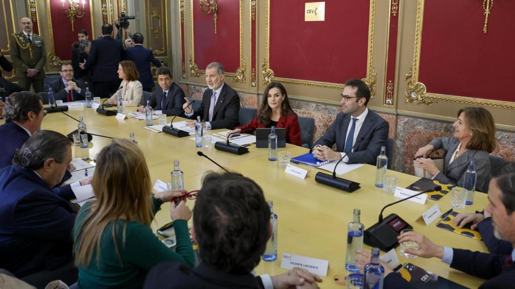 Los reyes Felipe VI y Letizia, durante la reunión mantenida en Valencia con organizaciones empresariales para conocer la marcha de las tareas de reconstrucción por la dana. Efe / Ana Escobar