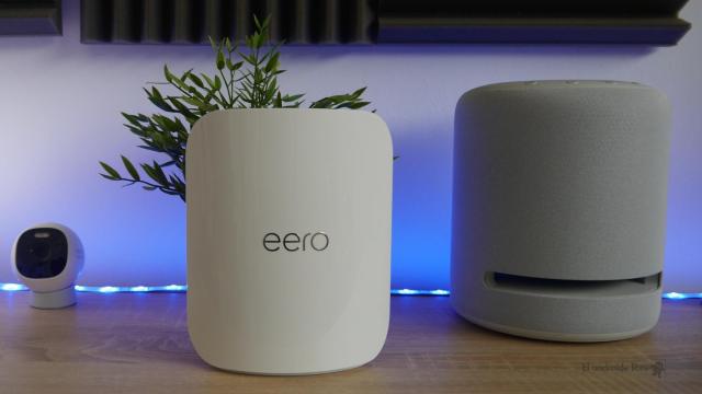 Eero 7 Pro junto a un Amazon Echo Studio