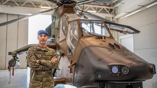 El teniente coronel Jorge Aguado es el jefe del Batallón de Helicópteros de Ataque (BHELA-I) del Ejército de Tierra, dependiente de las FAMET; en la fotografía, posa durante la entrevista con EL ESPAÑOL junto a un helicóptero HA-28 Tigre.