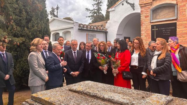 Visita de Pilar Alegría y Víctor Torres al cementerio de Borja