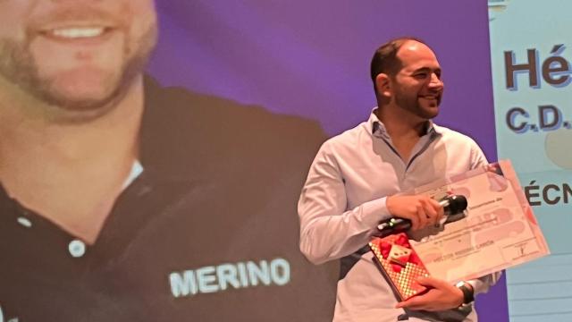 El entrenador de socorrismo vallisoletano Héctor Merino recibiendo el reconocimiento de la Federación de Salvamento de Castilla y León en 2024