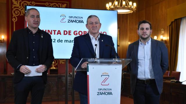 El presidente de la Diputación de Zamora, Javier Faúndez, junto a los diputados Emilio Fernández y Víctor López de la Parte