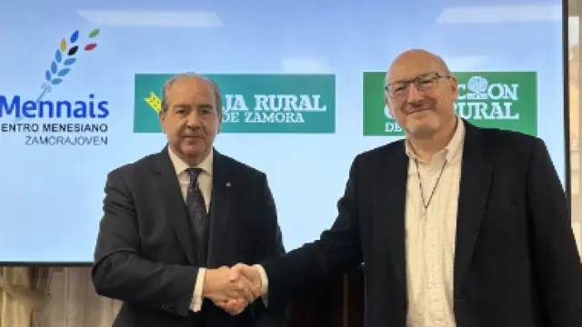 El director general de Caja Rural de Zamora, Cipriano García, y el director del Centro Menesiano Zamora Joven, Justino Santiago, durante la firma del convenio, este miércoles