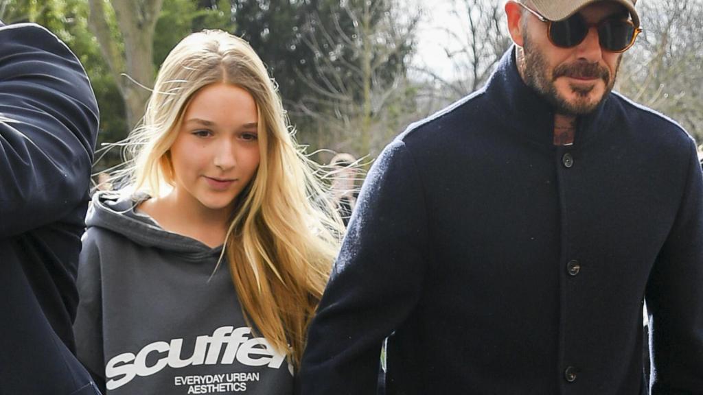 Harper Seven con su padre, David Beckham, con una sudadera española.