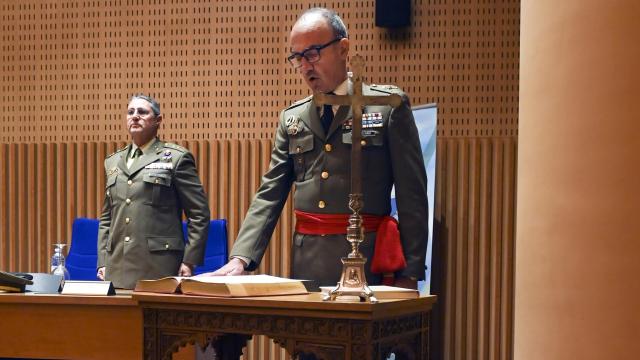 El general de brigada Francisco Germán Martínez jurando su cargo.