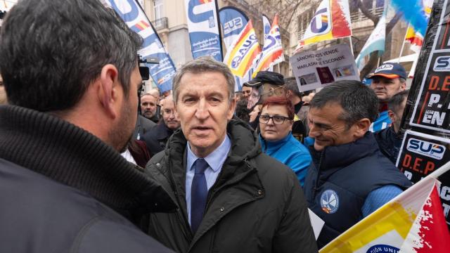 El líder del PP, Alberto Núñez Feijóo, este miércoles junto a los agentes de Policía y Guardia Civil en el Congreso.