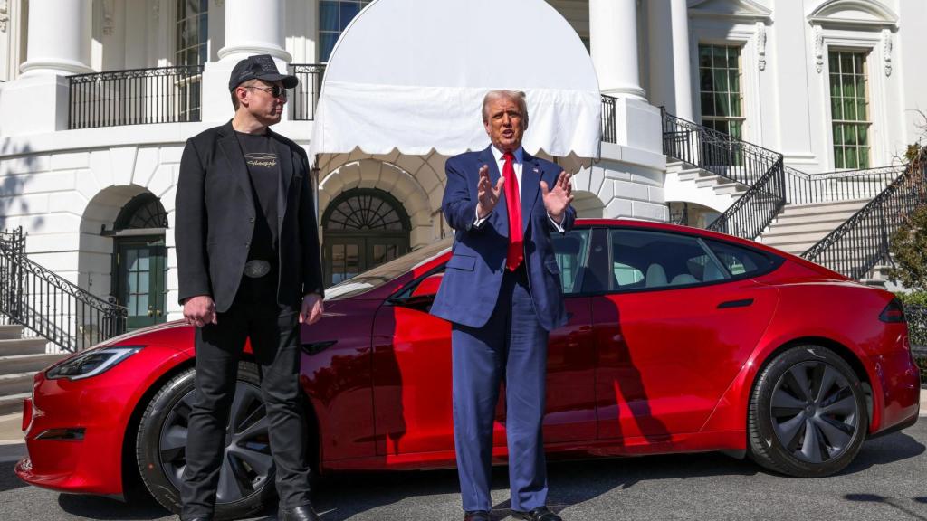 El presidente de Estados Unidos, Donald Trump , observa un automóvil Tesla en la Casa Blanca .