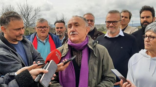 El secretario general de UGT, Pepe Álvarez, atiende a los medios tras visitar la Central Nuclear de Almaraz.