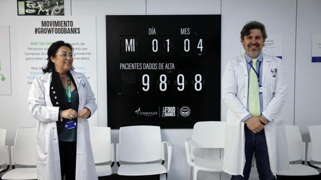 Javier Martín, coordinador del Hospital Zendal, junto a Isabel García, directora de enfermería del centro.