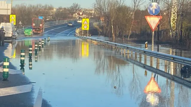 El carril cortado en la M-206.