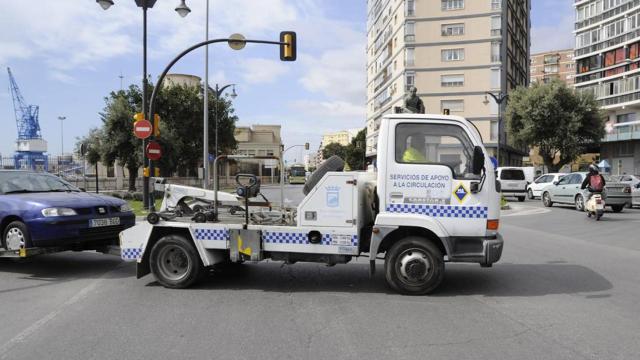 Imagen de archivo de una grúa municipal en Málaga.